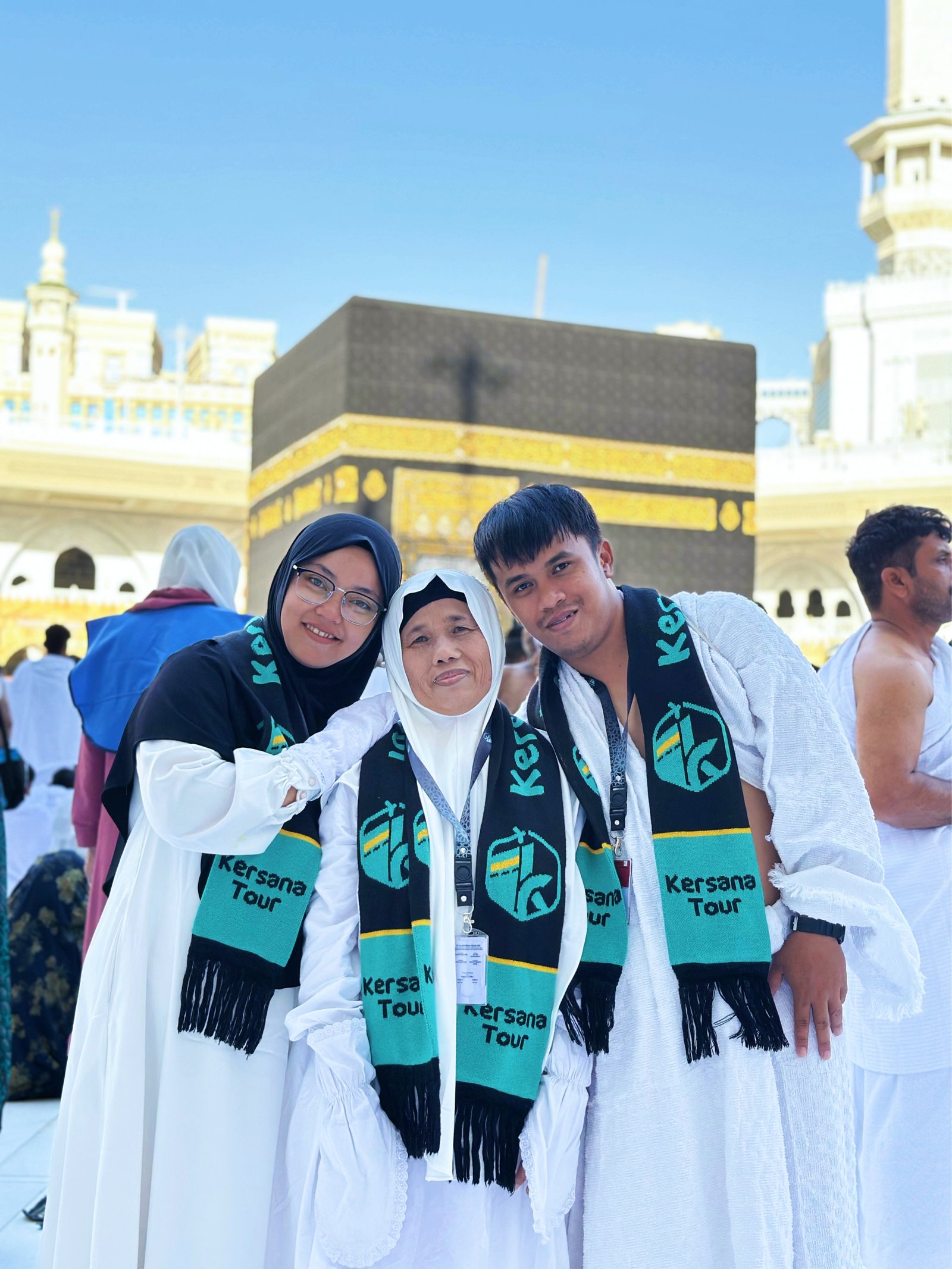 Kaaba di Masjidil Haram dengan cahaya matahari